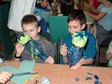Karmniki dla ptaków powstały dziś w wieluńskiej bibliotece miejskiej